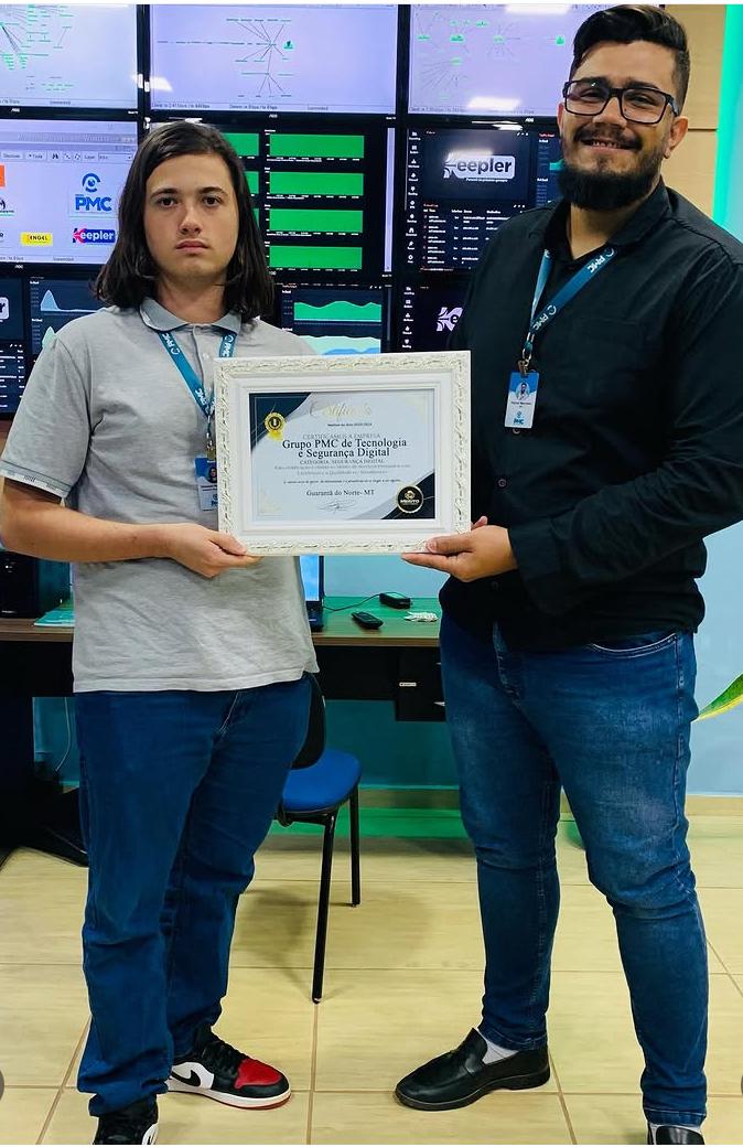 Equipe da Centralize com o certificado de reconhecimento em Segurança Digital