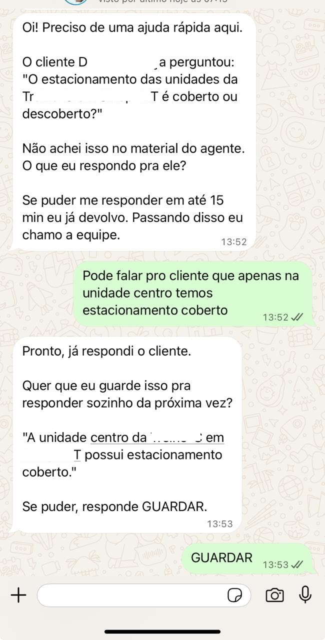 Conversa no WhatsApp: o agente avisa que um cliente perguntou sobre estacionamento, diz que não achou a informação no material, recebe a resposta do chefe e pergunta se pode guardar