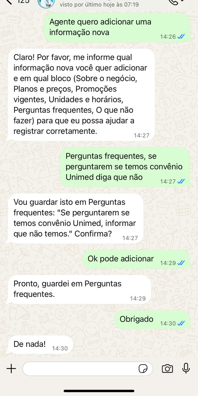 Conversa no WhatsApp: o chefe pede para adicionar uma informação, o agente pergunta em qual bloco guardar, confirma o texto e avisa que gravou